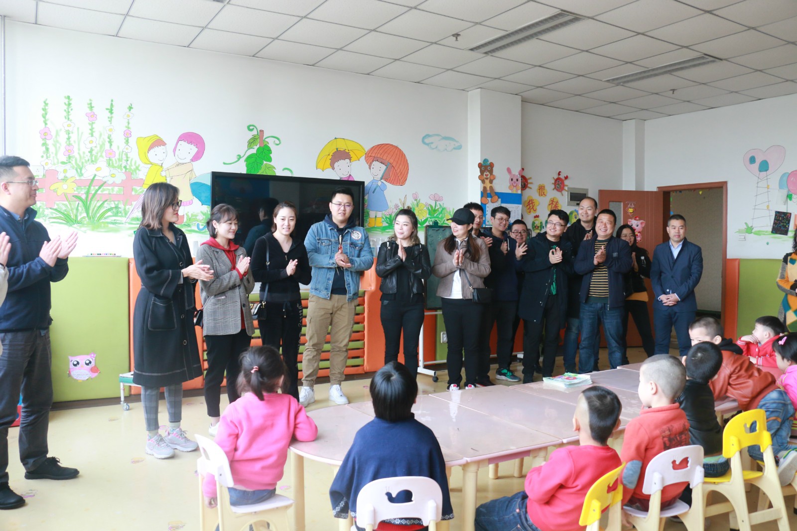 水情形公司到西安市儿童福利院开展自愿效劳活动