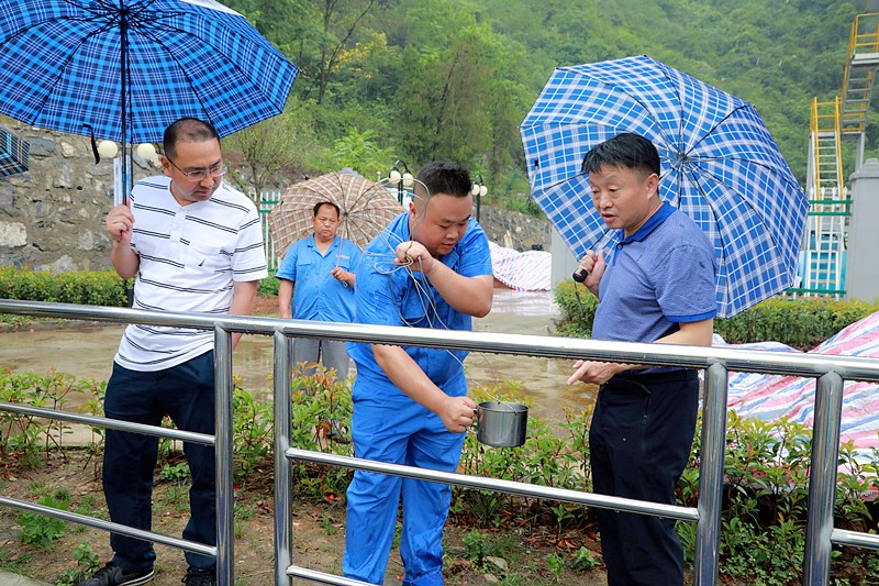 熊良虎在镇安污水处置惩罚厂调研时指出：以守护人民群众喝上清洁的水、定心的水为起点，，，助力打好碧水守卫战