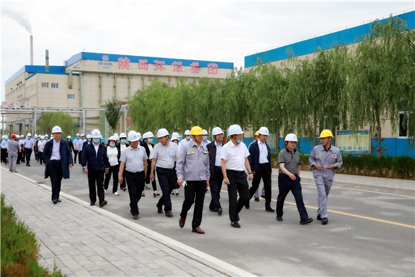 陕西跳高高试玩集团复工复产促增添项目观摩聚会与会职员走进大秦国源三秦跳高高试玩秦邦园区在榆项目