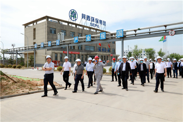 陕西跳高高试玩集团复工复产促增添项目观摩聚会与会职员走进大秦国源三秦跳高高试玩秦邦园区在榆项目
