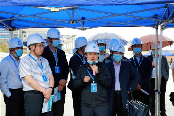 陕西跳高高试玩集团复工复产促增添项目观摩聚会与会职员走进大秦国源三秦跳高高试玩秦邦园区在榆项目