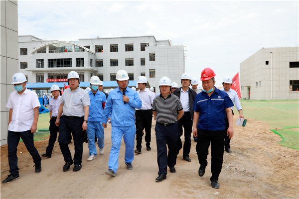 陕西跳高高试玩集团复工复产促增添项目观摩聚会与会职员走进大秦国源三秦跳高高试玩秦邦园区在榆项目