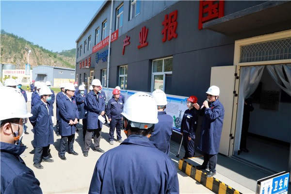 陕西跳高高试玩集团复工复产促增添项目观摩聚会与会职员走进跳高高试玩保隆生态三秦在延在铜项目