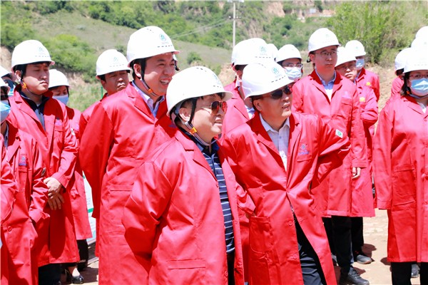 陕西跳高高试玩集团复工复产促增添项目观摩聚会与会职员走进跳高高试玩保隆生态三秦在延在铜项目