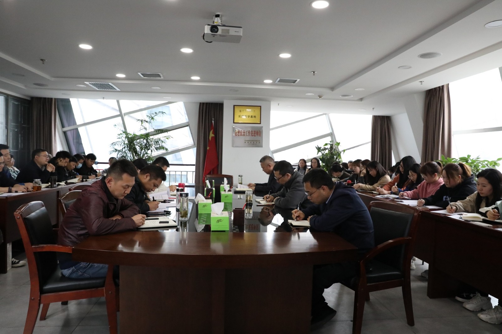 水情形公司举行党史学习教育专题念书班