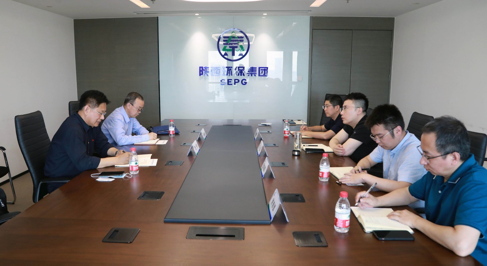 陕西跳高高试玩集团与山东山大华特科技股份公司交流座谈