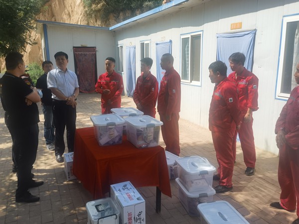 陕西跳高高试玩集团开展“夏送清凉”活动 关爱一线职工