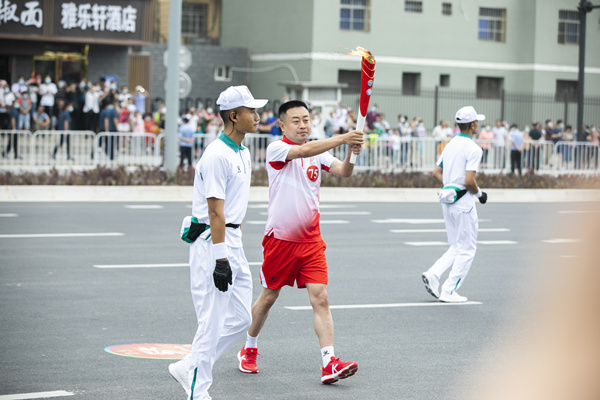 自满！陕西跳高高试玩集团职工王玮加入十四运会火炬转达！