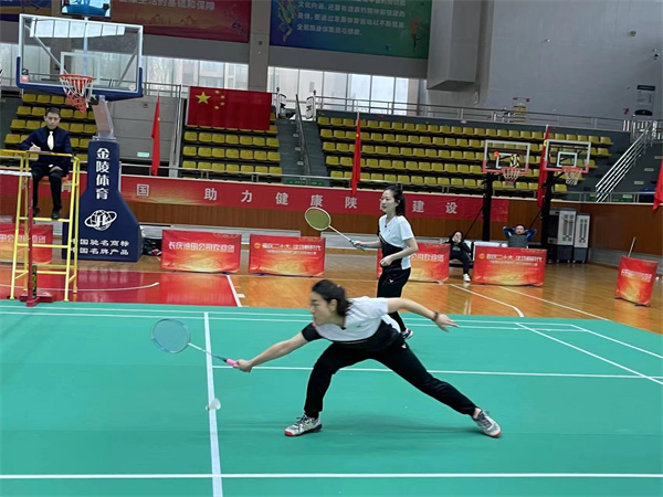 陕西跳高高试玩集团代表队加入“陕西能化地质杯”职工羽毛球赛