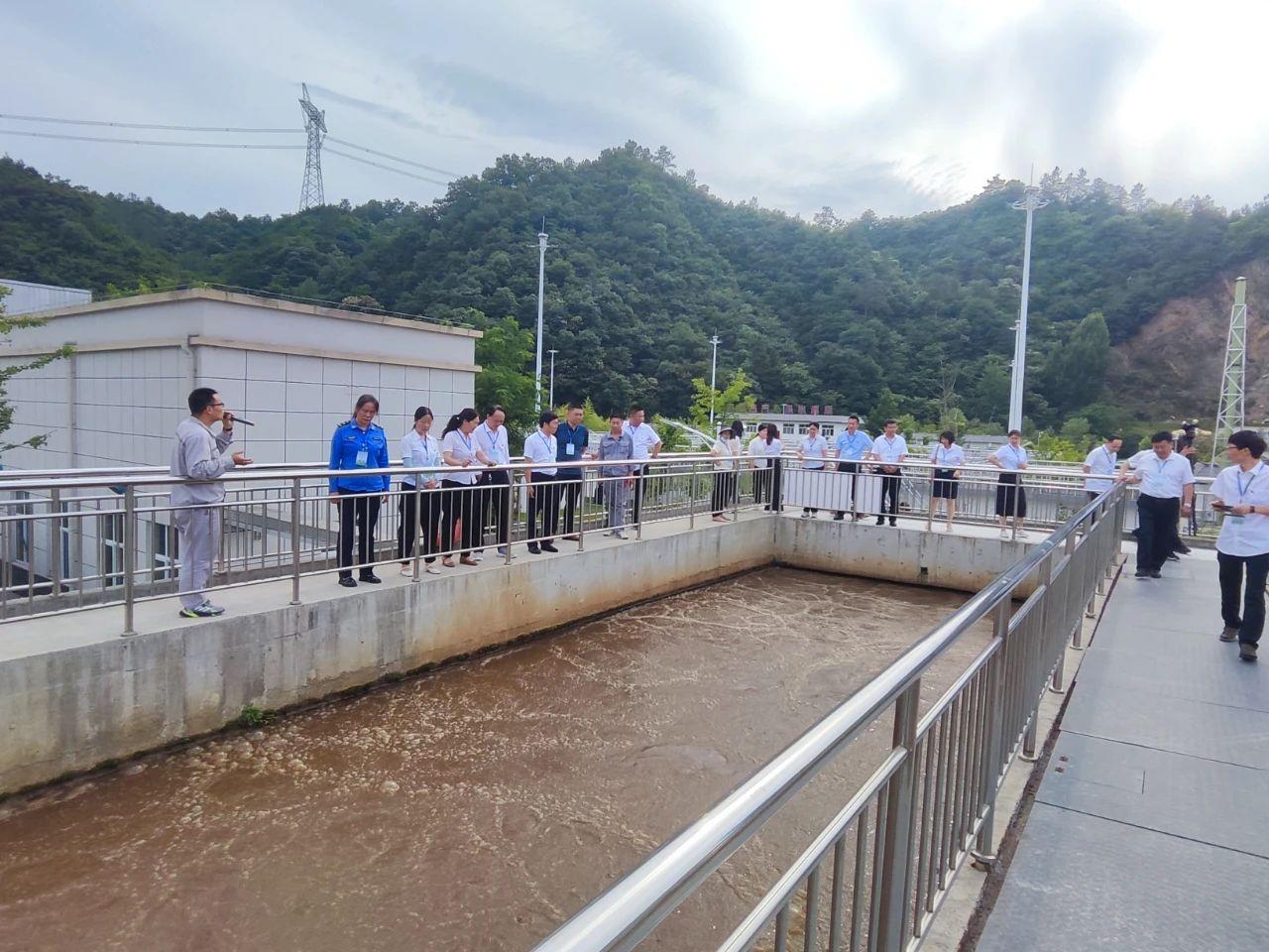 水情形商南公司联合商洛市生态情形局商南县分局开展跳高高试玩设施向公众开放活动