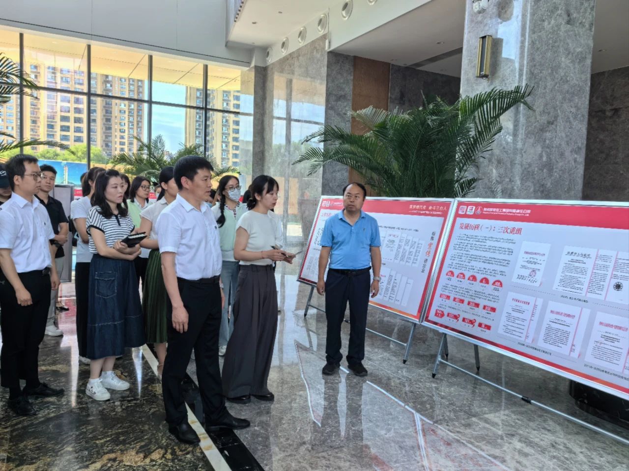 陕西跳高高试玩集团组织旅行“档案宣传进企业”展览