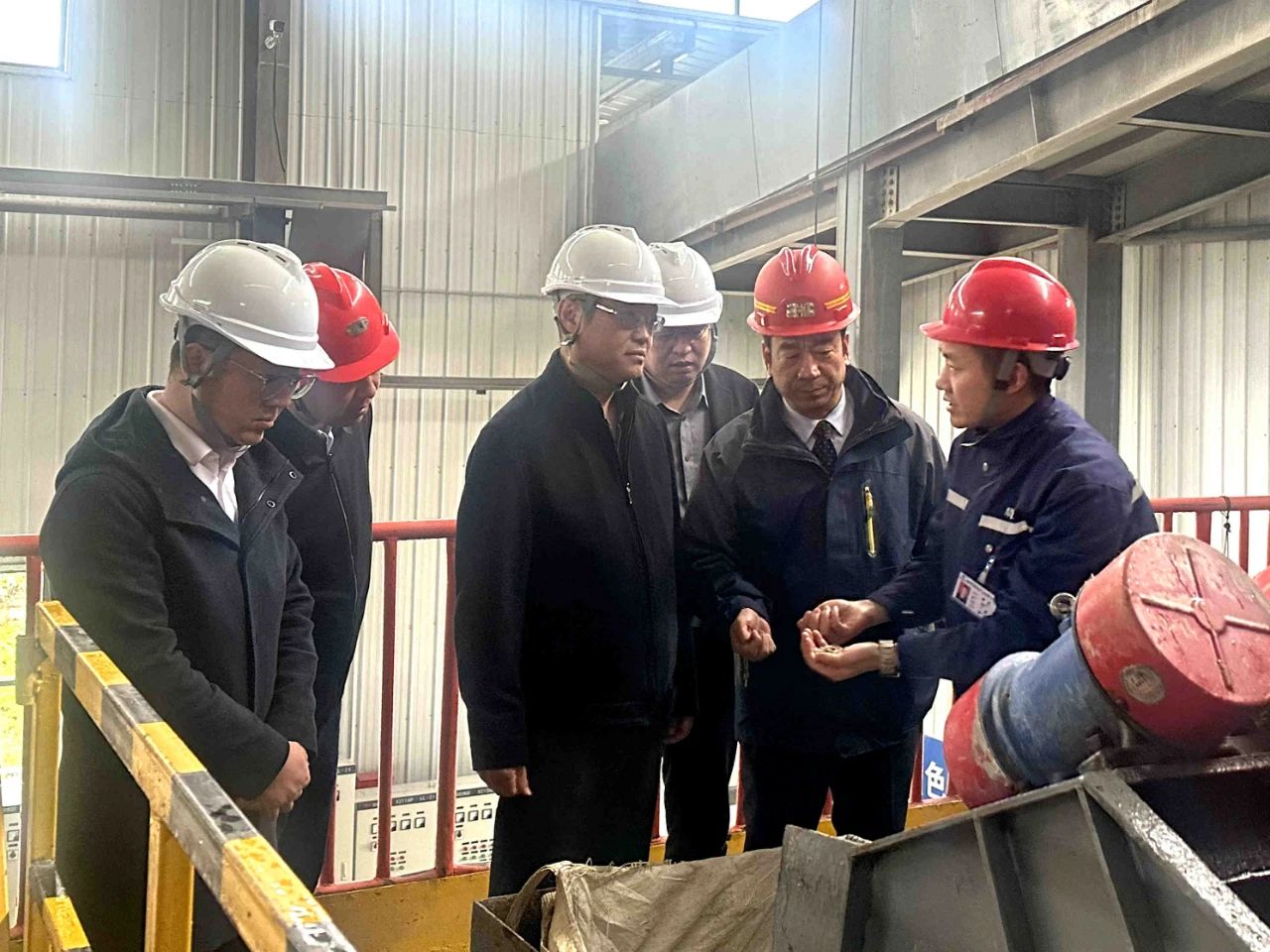 宋世杰赴水情形公司、鼎丰矿业公司项目一线调研